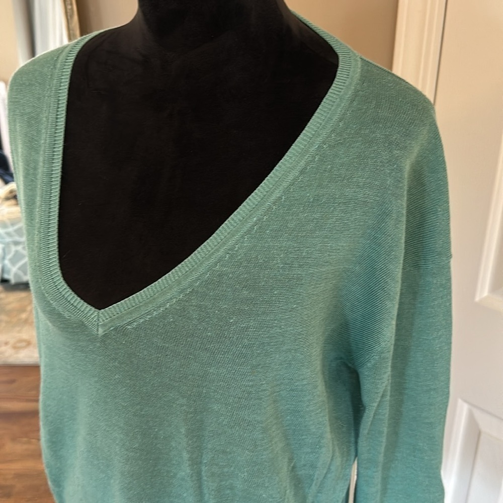 J crew linen v neck sweater. Teal green. Size medium. Button side trim - Picture 3 of 8